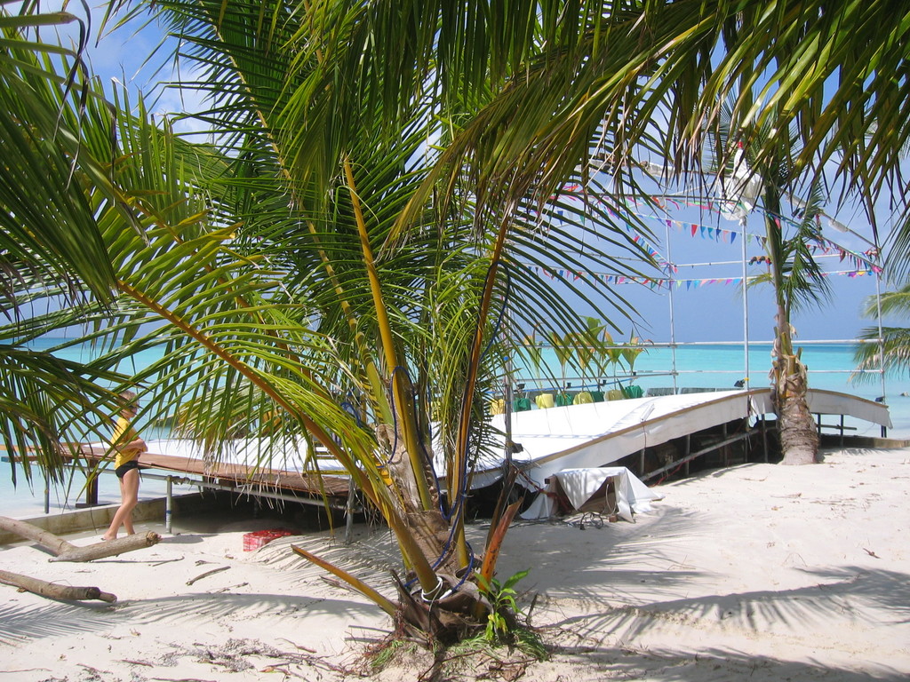 Vilamendhoo_Tsunami_2004_241.jpg